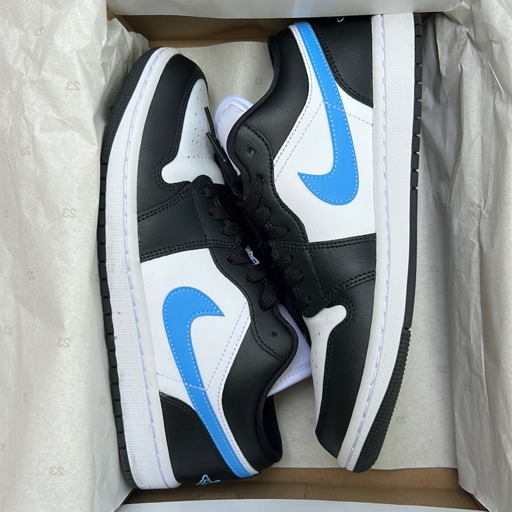 womens are jordan 1 low university blue size 9